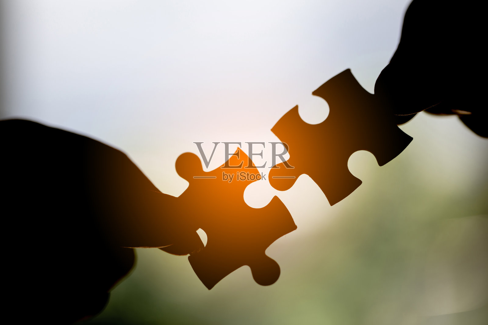 妇女的手连接拼图的特写照片摄影图片