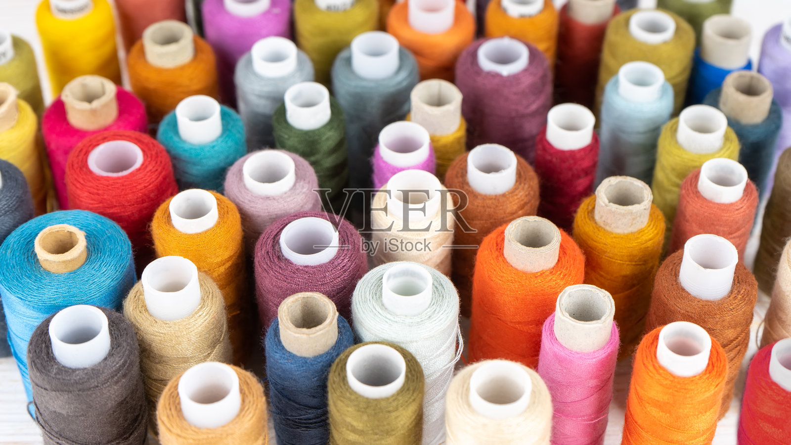 多种颜色的缝纫线在分类，背景纹理照片摄影图片