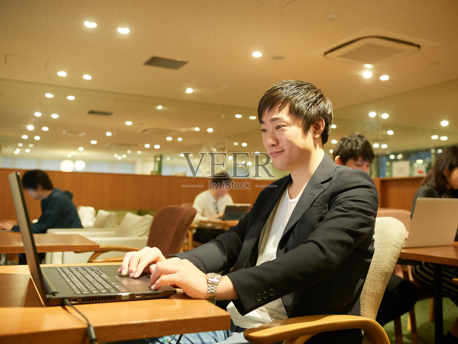 在公用办公室工作的亚洲人照片摄影图片