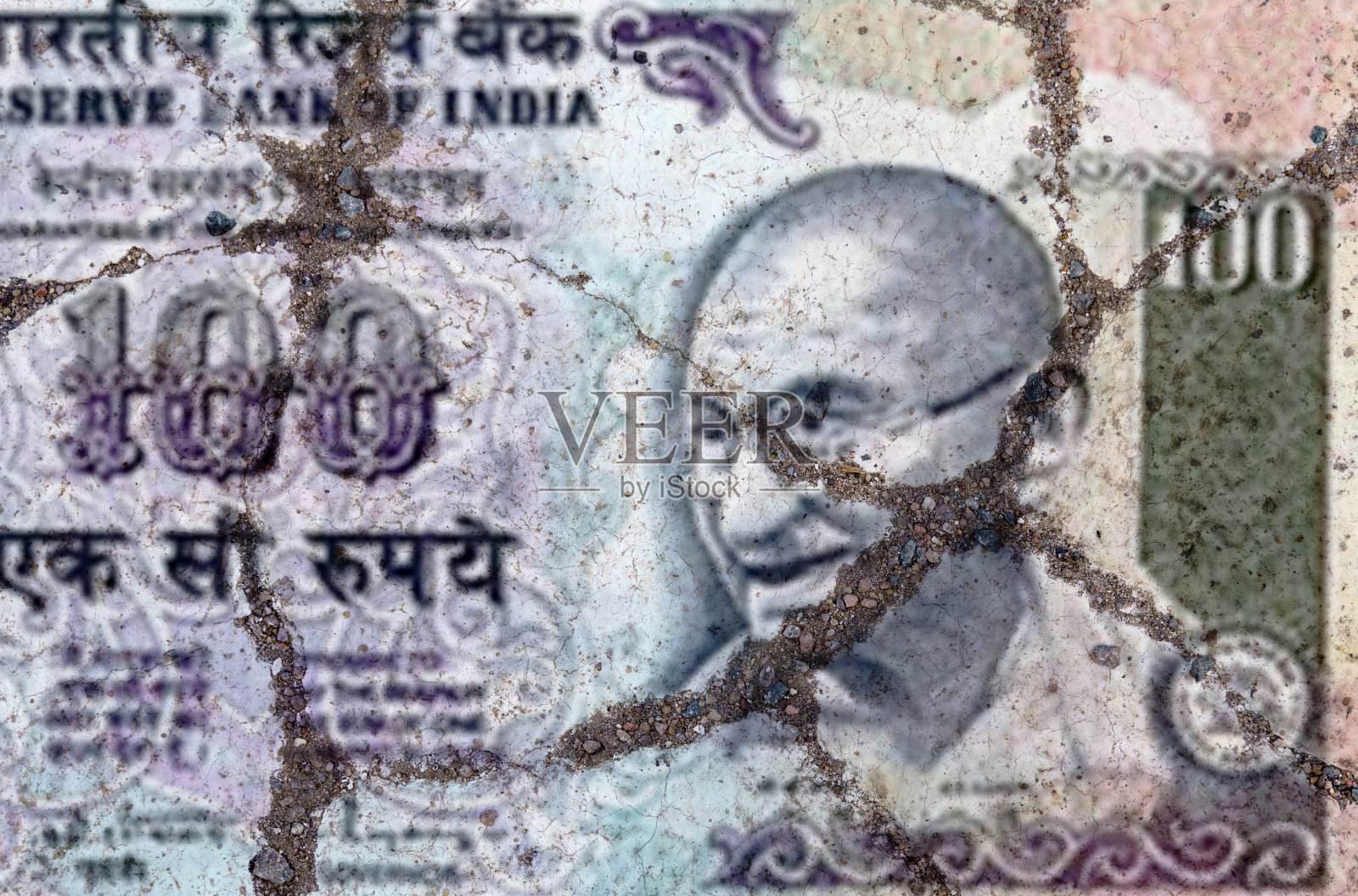 在有裂缝的柏油路上有一张印度钞票的图像照片摄影图片