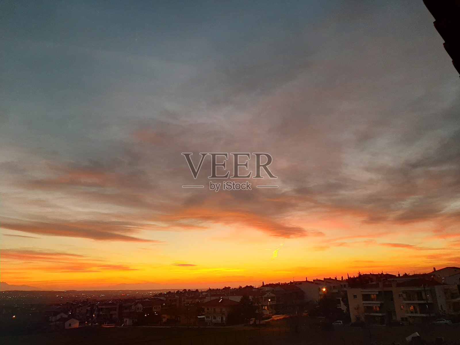 夕阳西下的天空衬托出建筑物的轮廓照片摄影图片