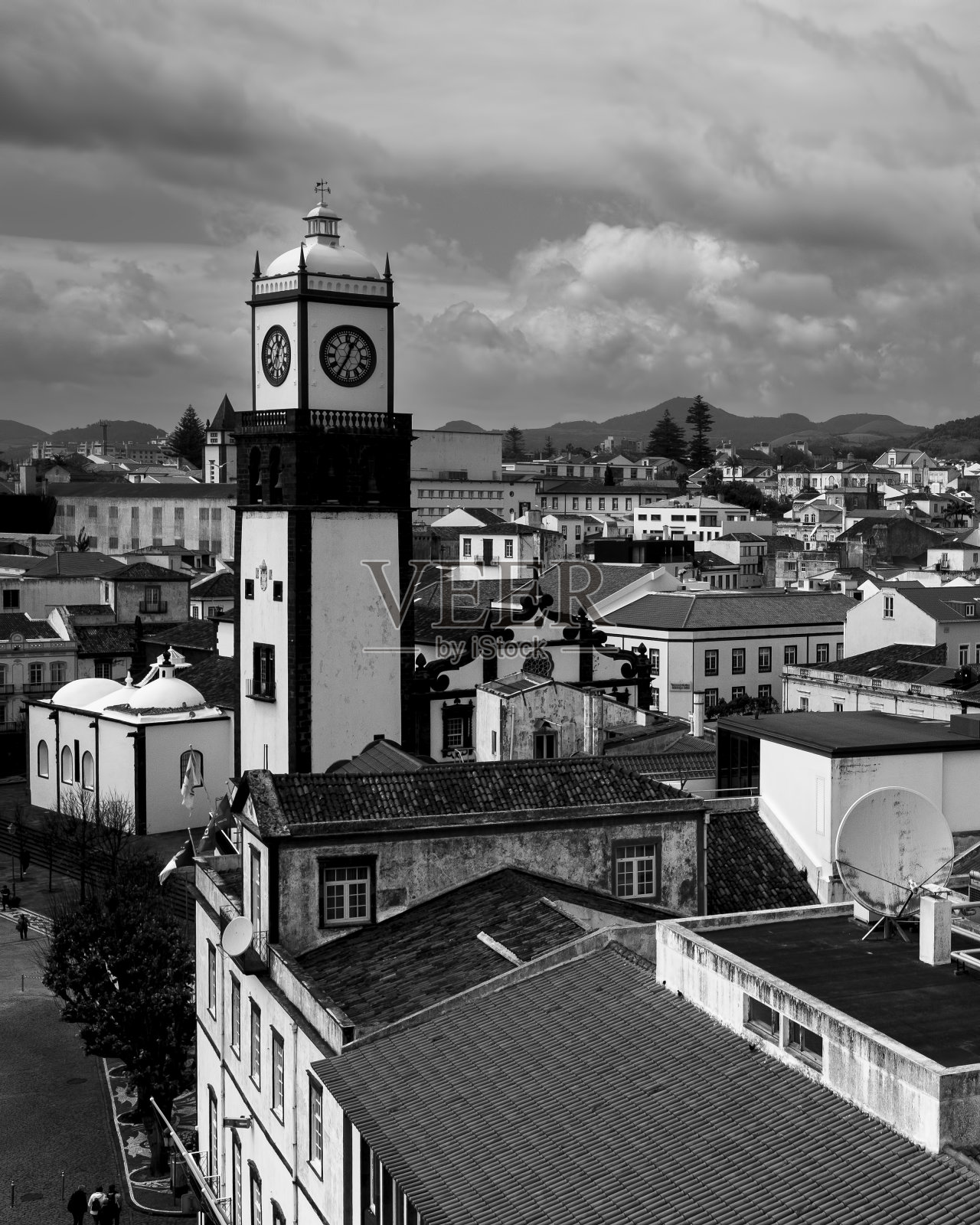 从葡萄牙圣米格尔岛蓬塔德尔加达中心的塔窗俯瞰。黑白照片。照片摄影图片