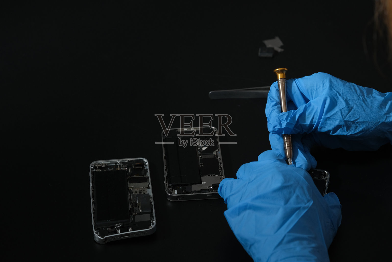 维修手机部件的技术人员和修复手机智能手机的工具照片摄影图片
