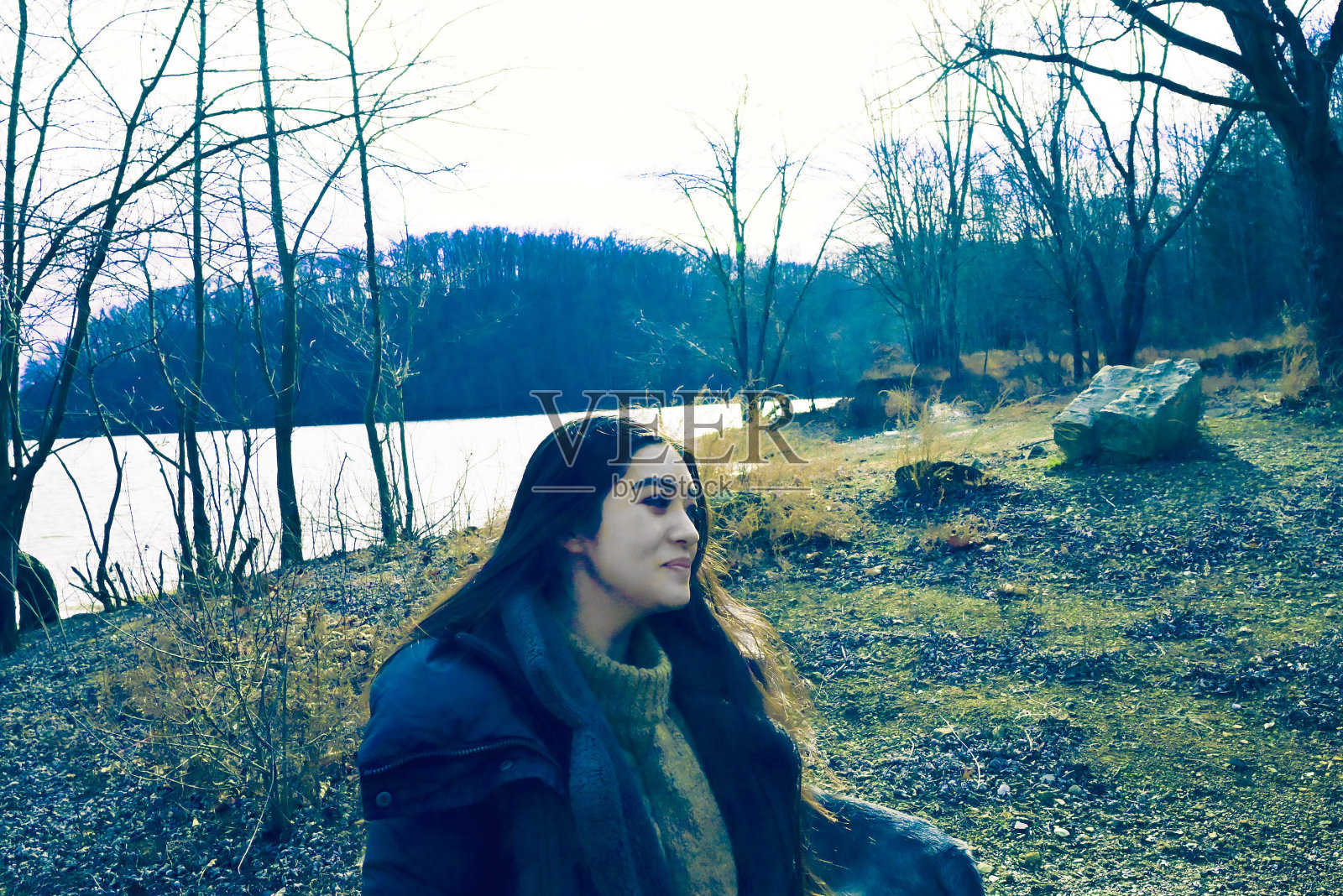 女人在湖照片摄影图片