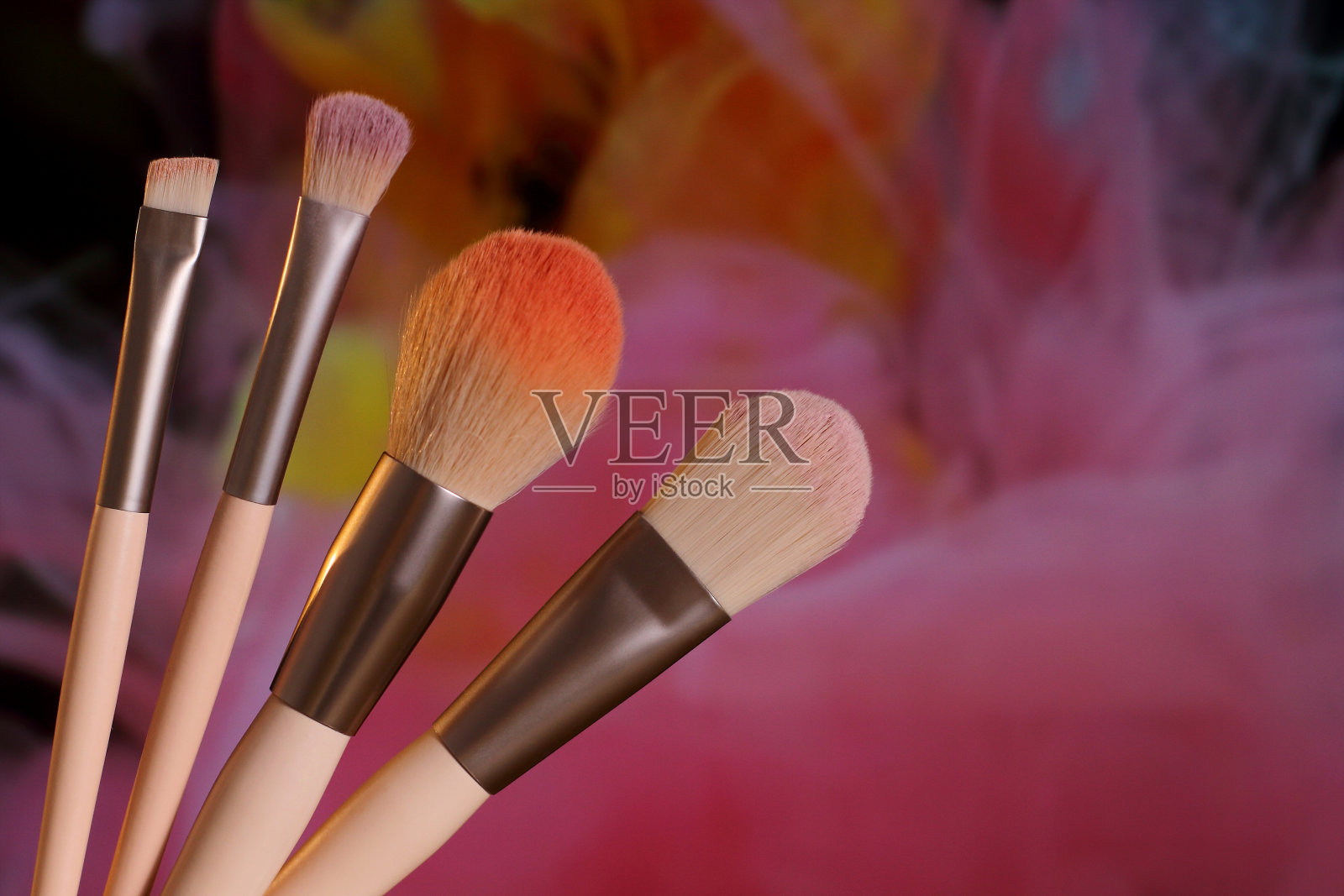 在彩色背景上创建画笔照片摄影图片