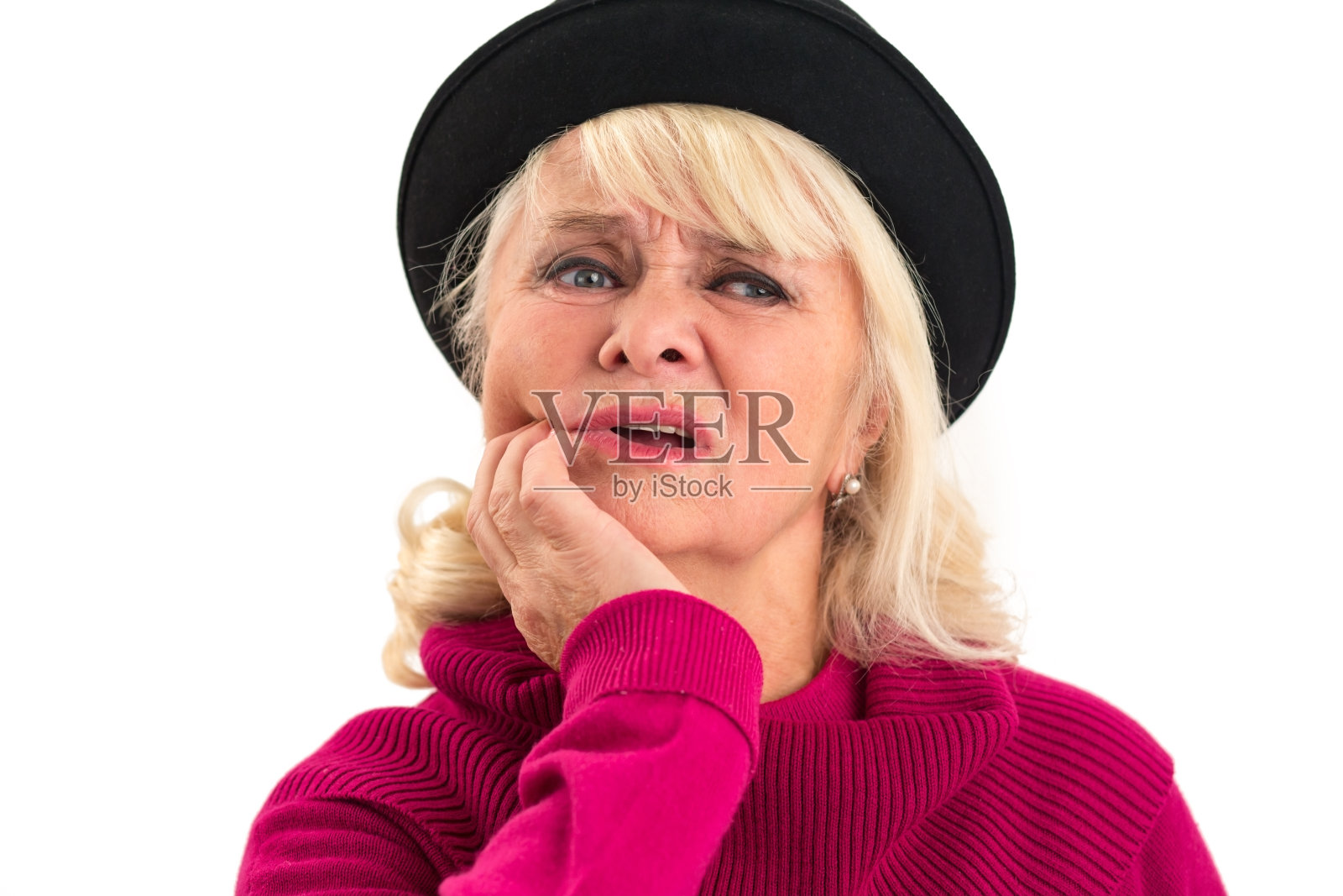 牙痛的老妇人被隔离了。照片摄影图片