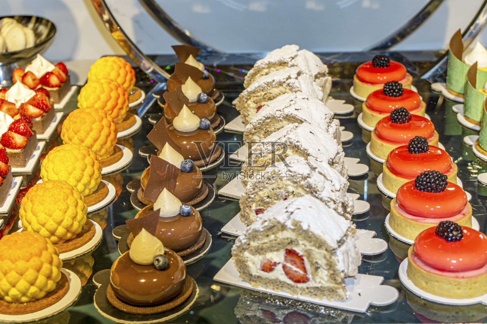 开放式自助餐上有新鲜美味的甜点和甜品照片摄影图片
