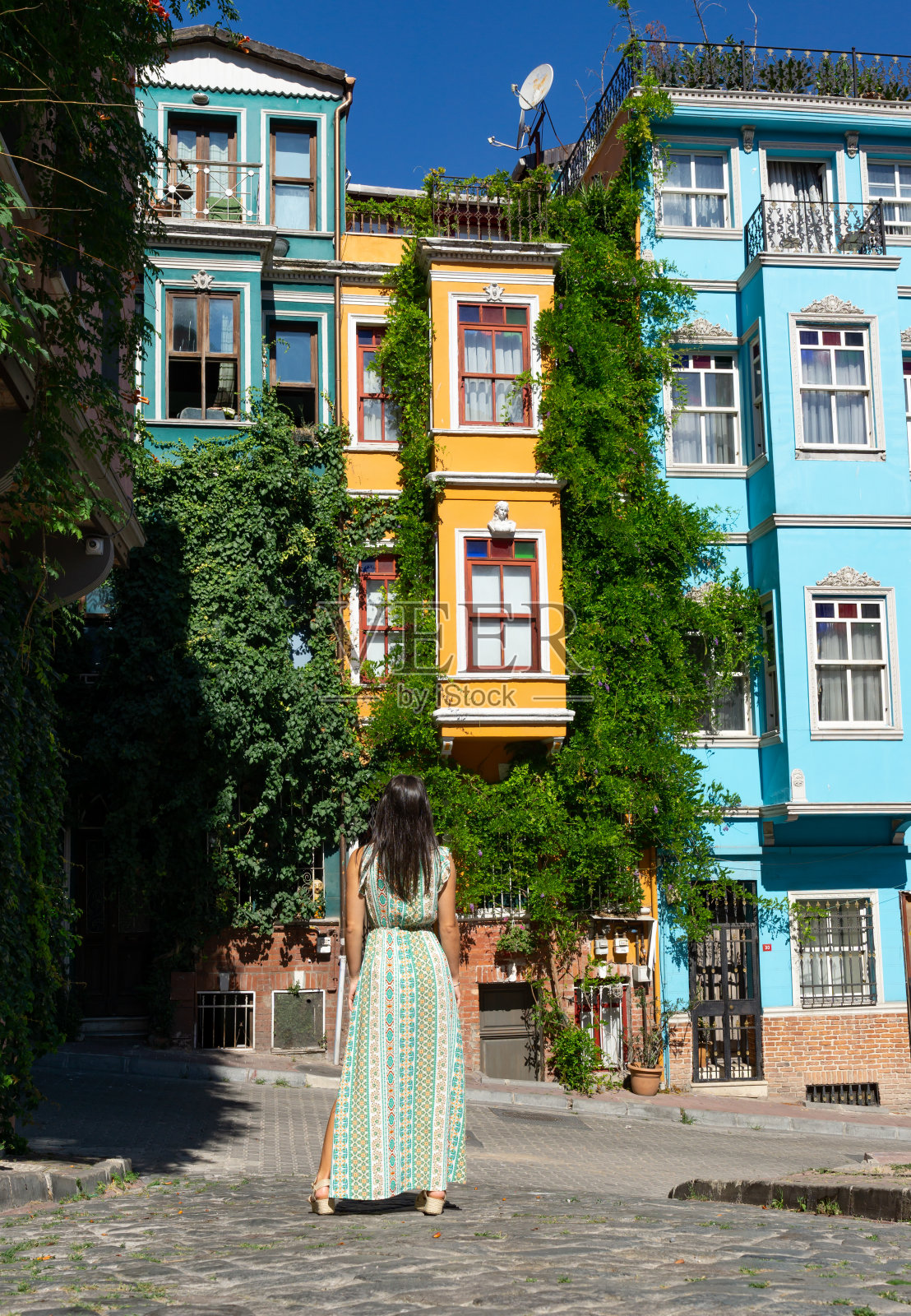 伊斯坦布尔街道上，背景是色彩斑斓的建筑照片摄影图片