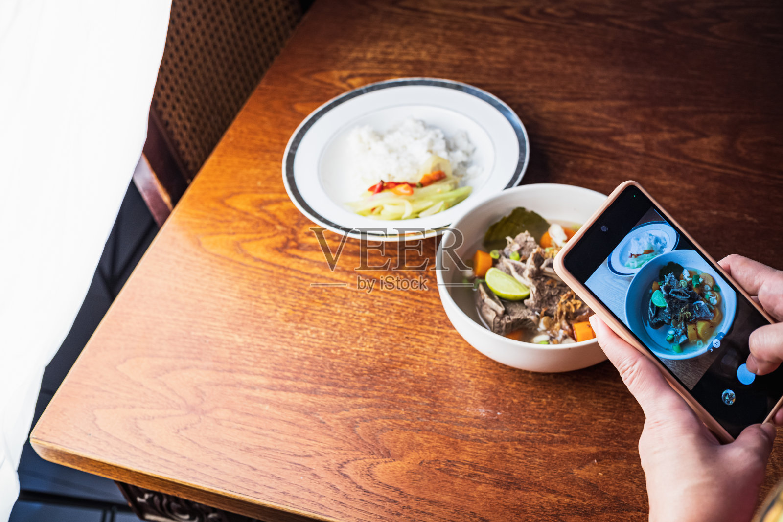 幕后牛肉汤食品内容创作。照片摄影图片