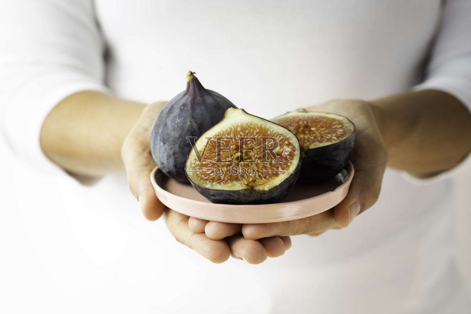 展示新鲜无花果的妇女照片摄影图片