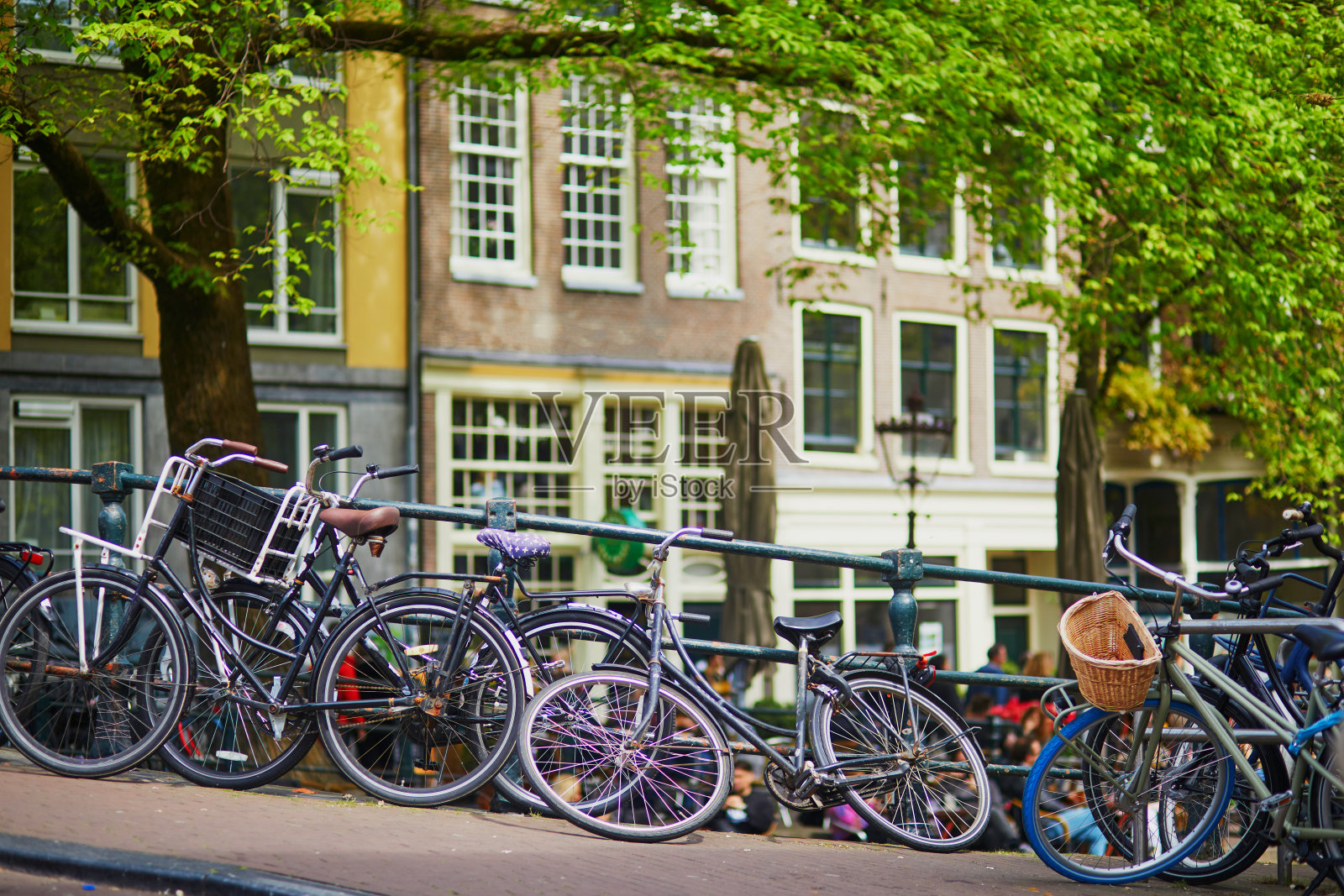 许多自行车停在荷兰阿姆斯特丹的桥梁和路堤上照片摄影图片