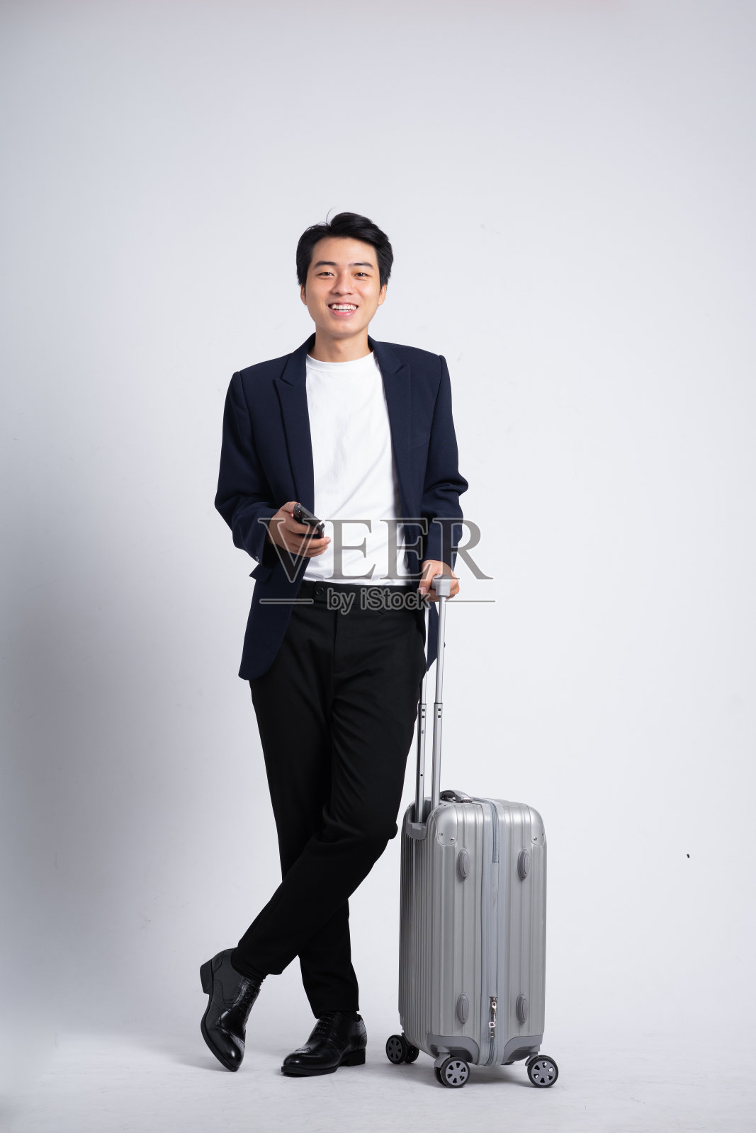 穿着西装的年轻商人在白色背景下摆姿势照片摄影图片