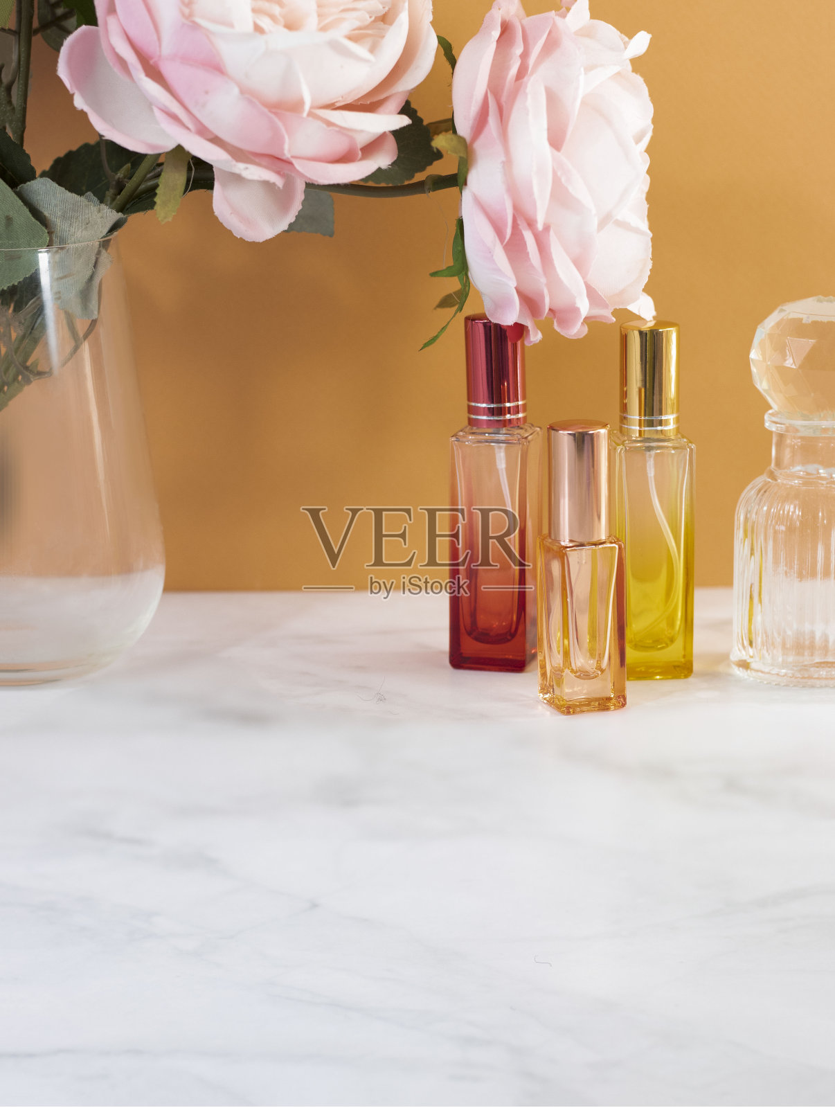 背景是香水瓶。介绍化妆品的背景照片摄影图片