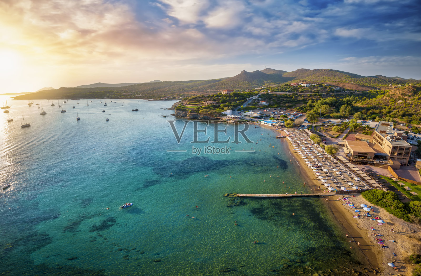 希腊阿提卡的苏尼翁角美丽的海滩照片摄影图片