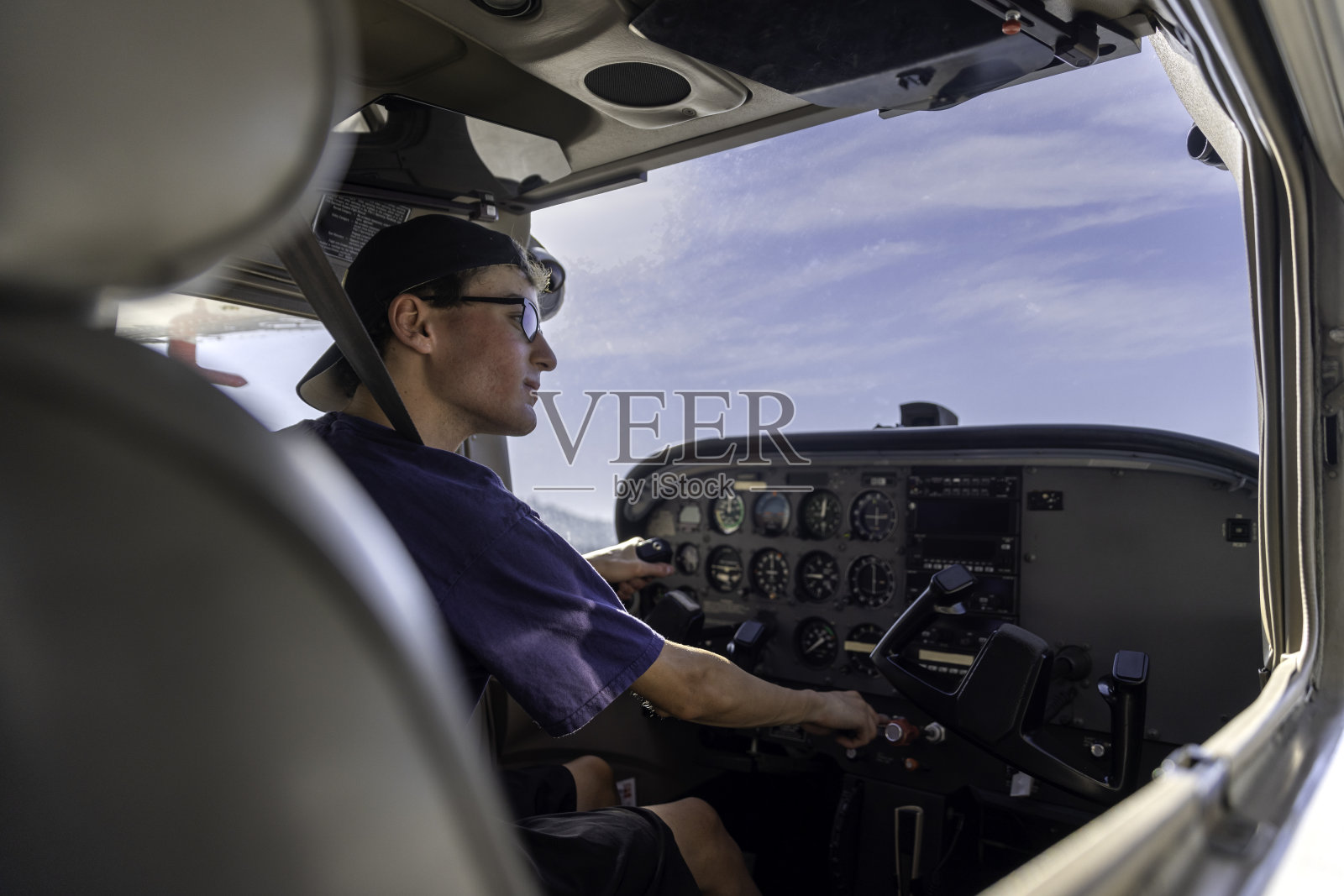 青年认证飞行员安全照片摄影图片