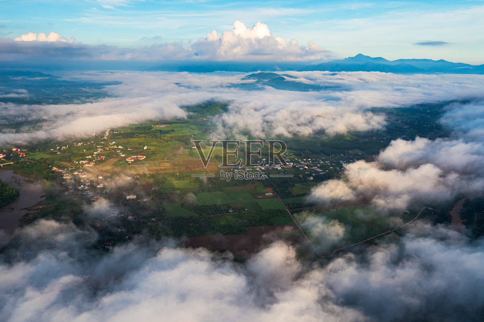 甸东镇阴天照片摄影图片
