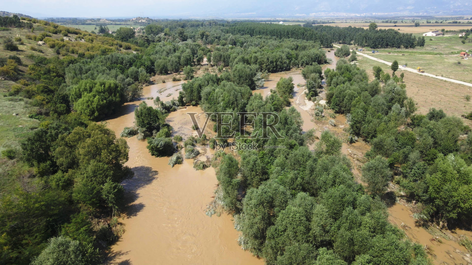公路高架桥过大江洪水，鸟瞰图。照片摄影图片