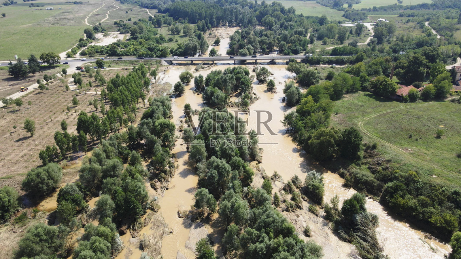 公路高架桥过大江洪水，鸟瞰图。照片摄影图片