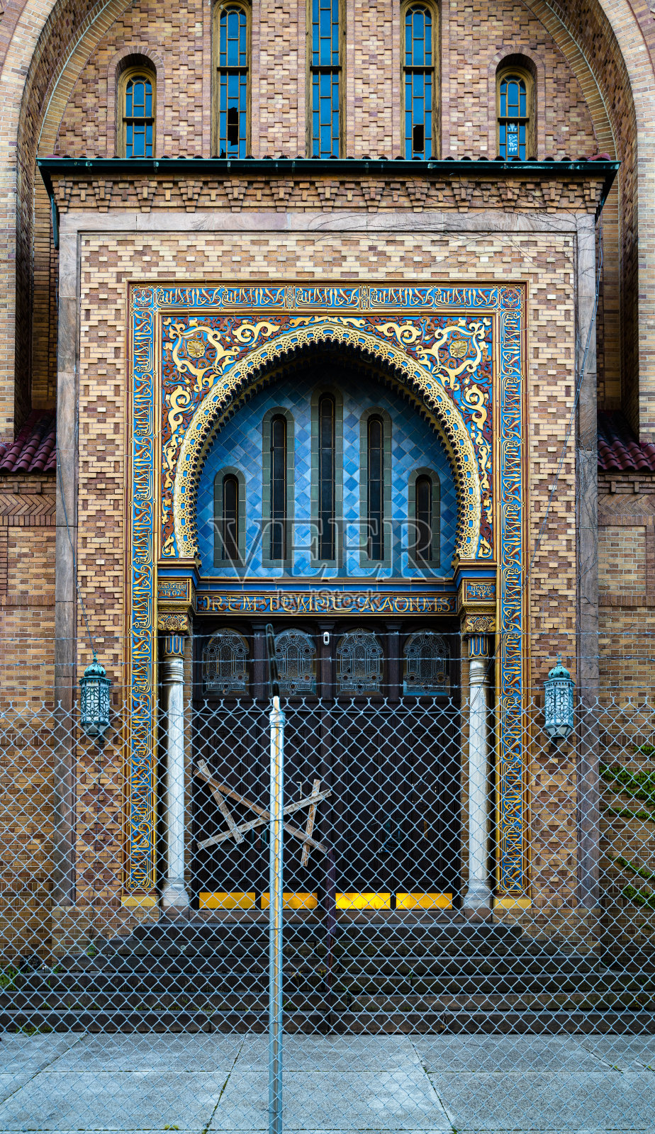 在宾夕法尼亚州的威尔克斯-巴雷，透过栅栏可以看到关闭的Irem神社清真寺寺庙的入口。照片摄影图片