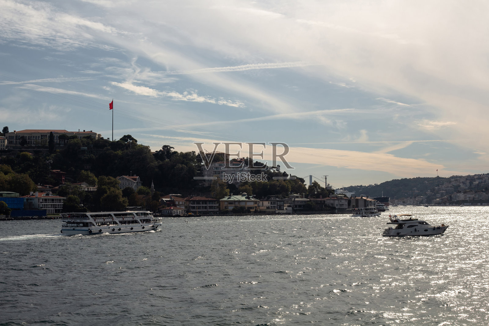 伊斯坦布尔Aisan一侧的Kandilli社区在博斯普鲁斯海峡上的游艇和游船的观点。这是一个阳光明媚的夏天。照片摄影图片