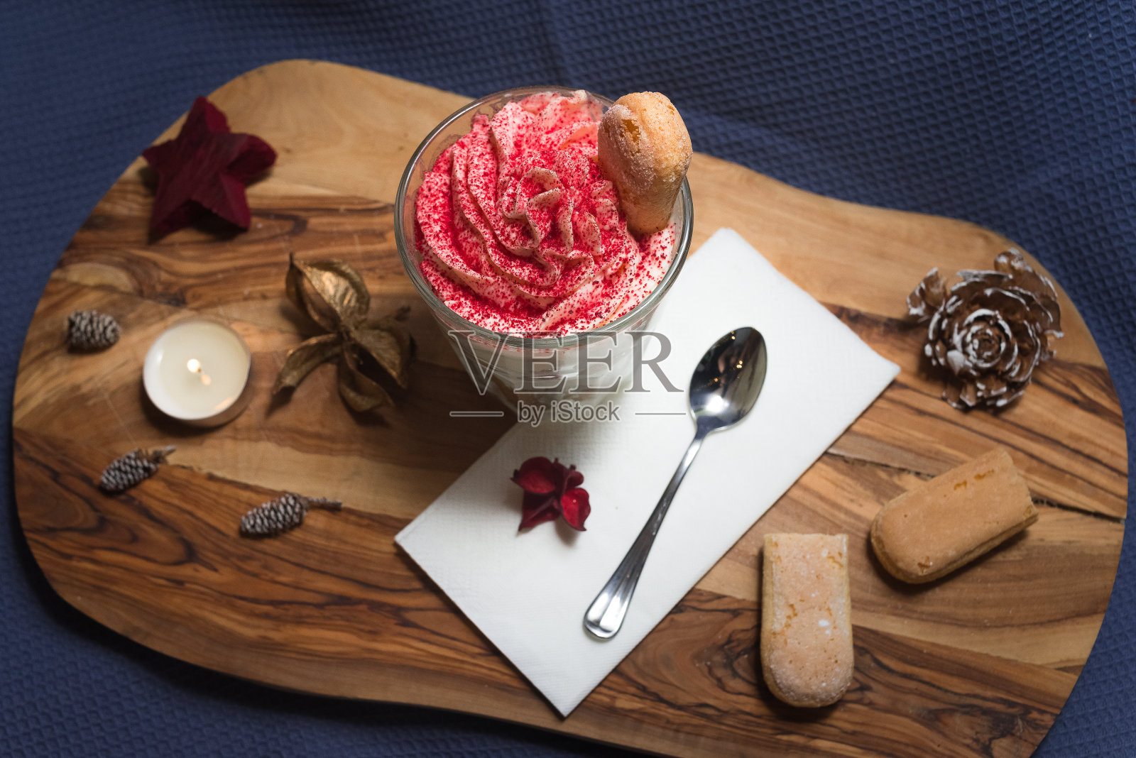 鲜奶油甜点配萨瓦迪饼干和覆盆子碎屑照片摄影图片