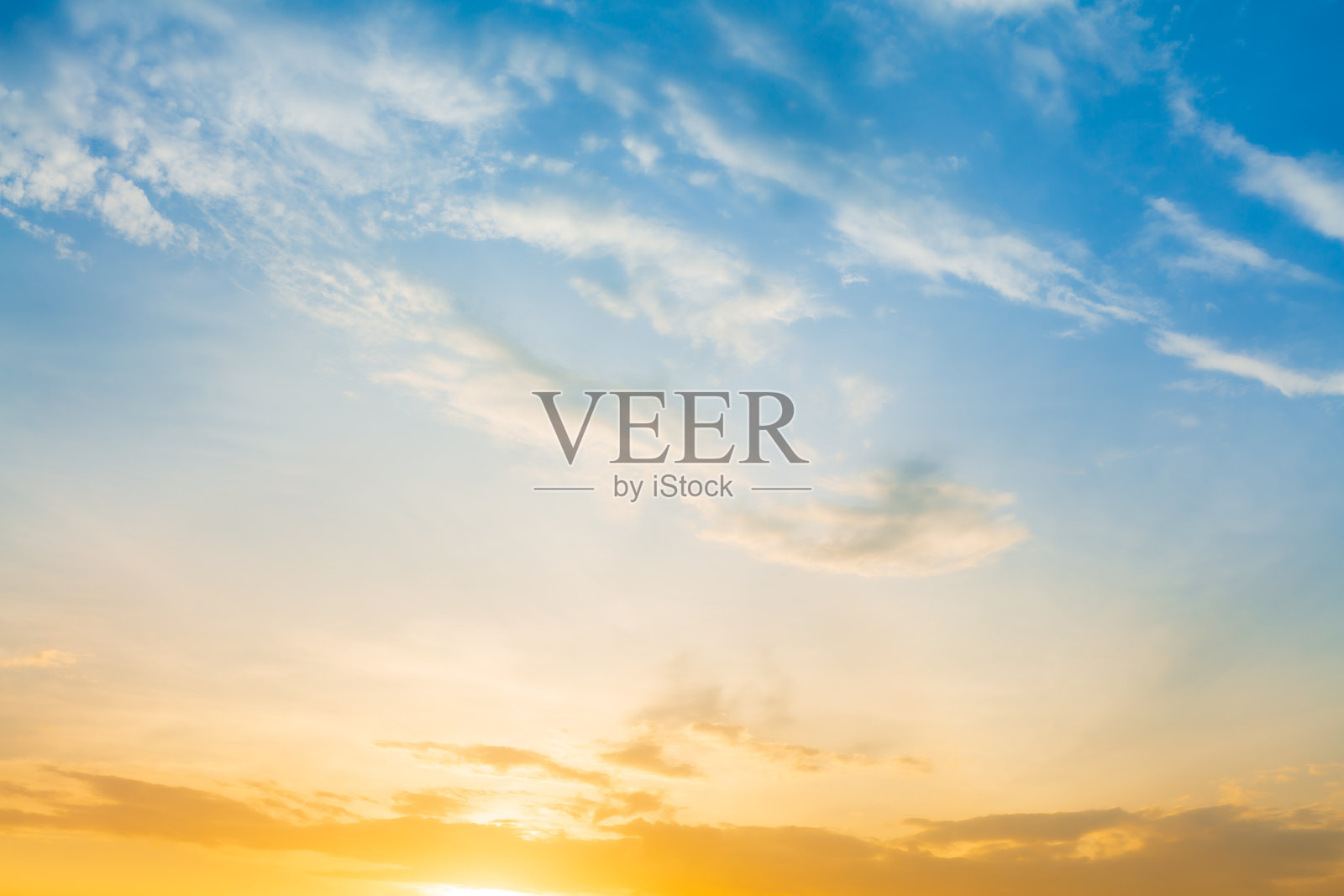 云彩和橙色的天空，日落的天空为背景或日出的天空和早晨的云照片摄影图片