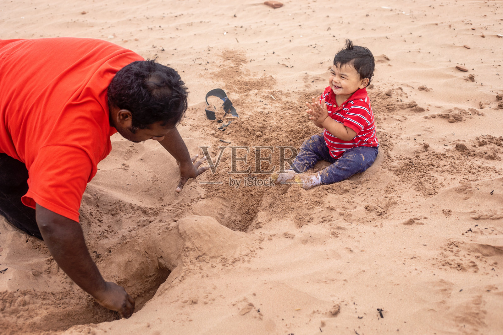 父亲和儿子在海滩上照片摄影图片