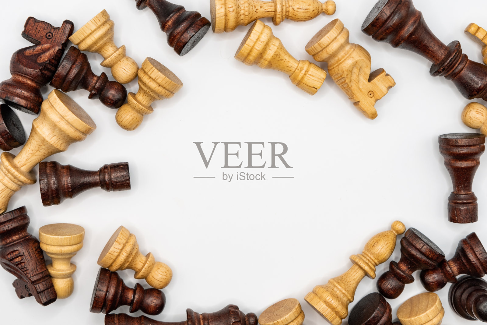 有复制空间的白色表面上的象棋图形照片摄影图片