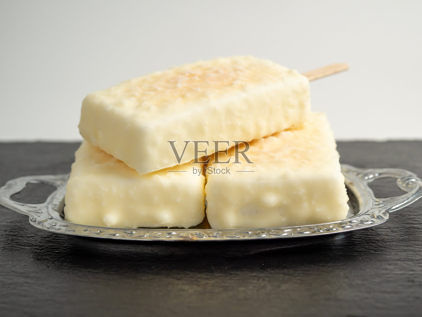 橙汁冰淇淋配白色牛奶巧克力。照片摄影图片