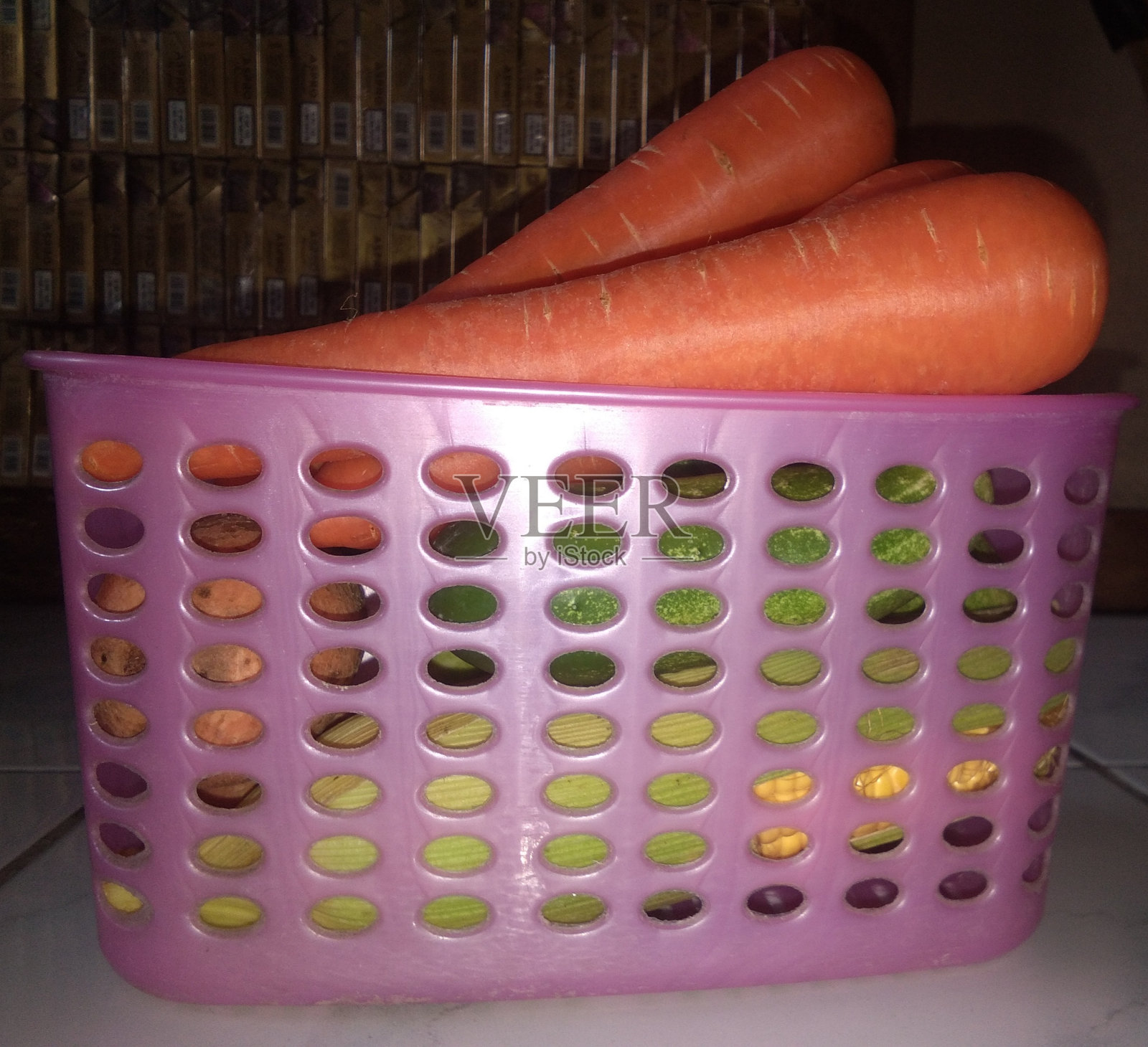 胡萝卜是一种含有维生素A的蔬菜，对眼睛健康有好处照片摄影图片