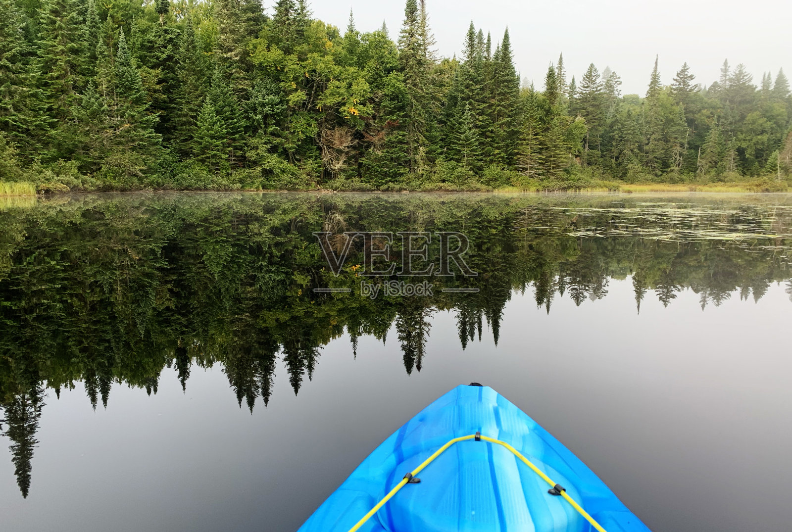魁北克，初秋的皮划艇照片摄影图片