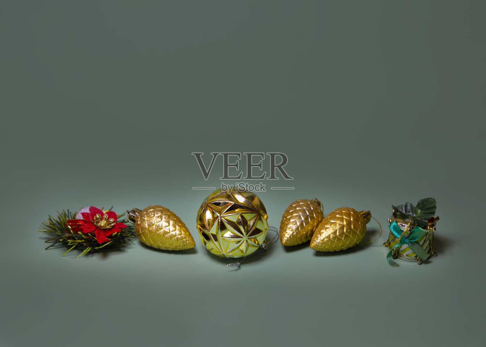 在绿色的背景上，有几排圣诞树玩具，用来写文字照片摄影图片