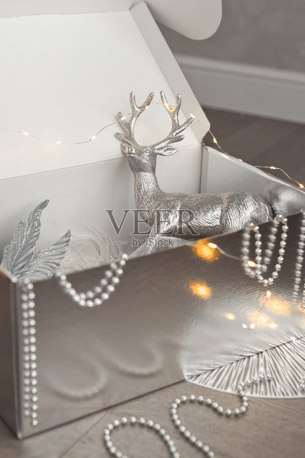 许多圣诞玩具和装饰在盒子在银色和灰色的颜色为内部照片摄影图片