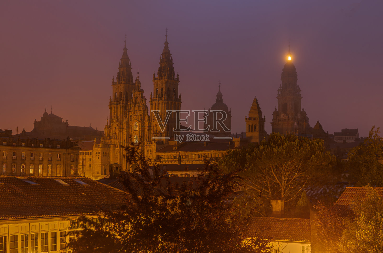 日出前从阿拉梅达公园观赏圣地亚哥大教堂照片摄影图片