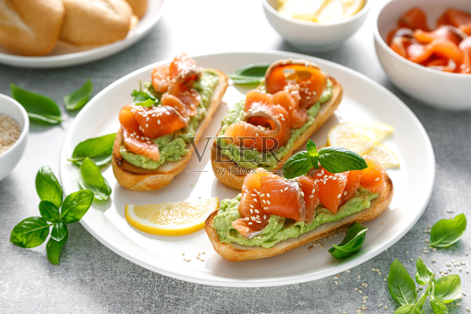 烤面包配咸味三文鱼和牛油果鳄梨酱照片摄影图片