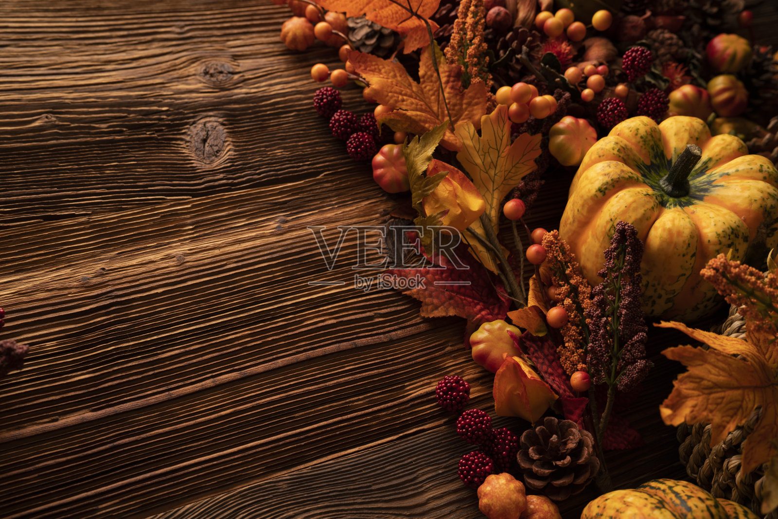 乡村木背景上的秋天构图。照片摄影图片