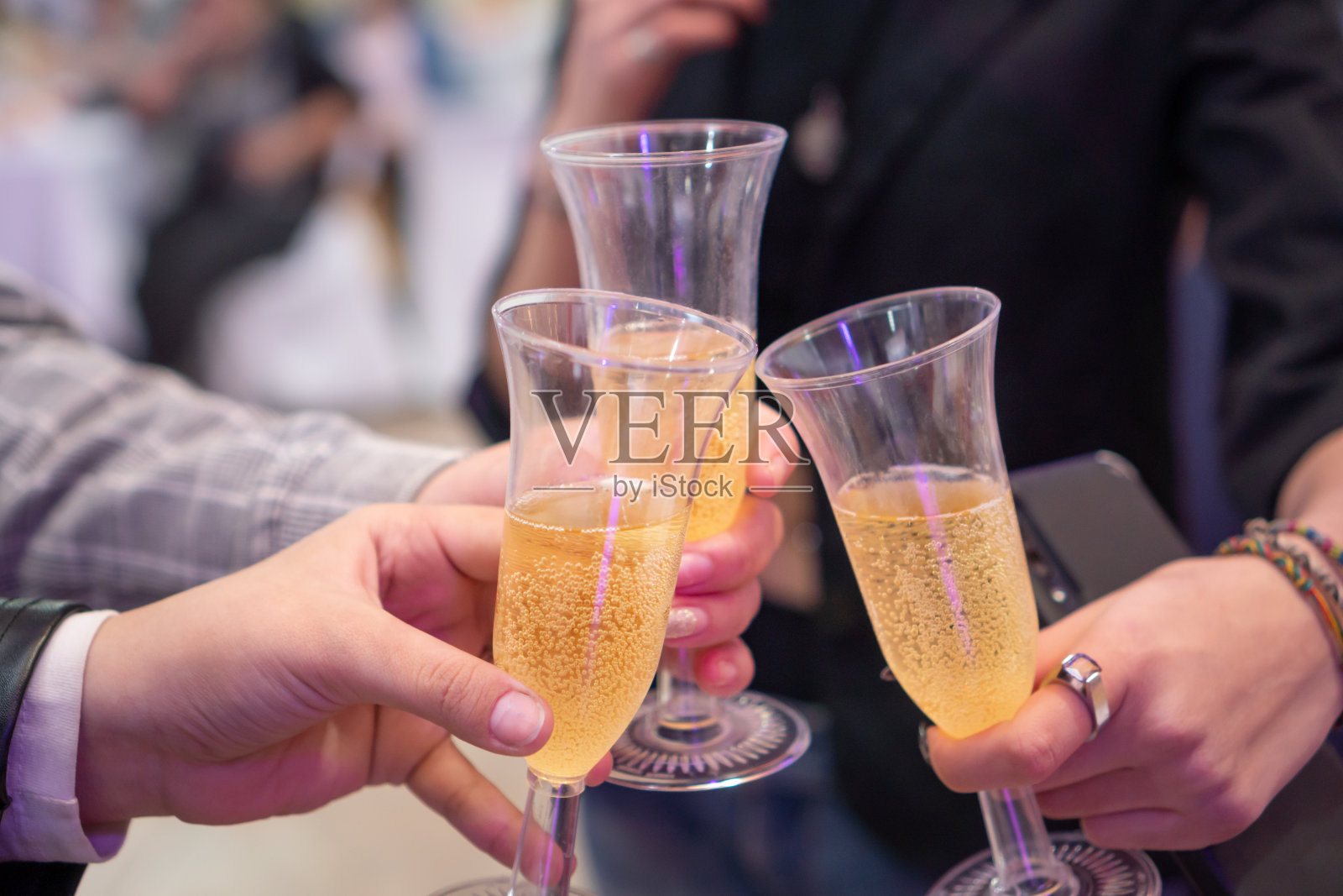 用香槟杯敬酒照片摄影图片