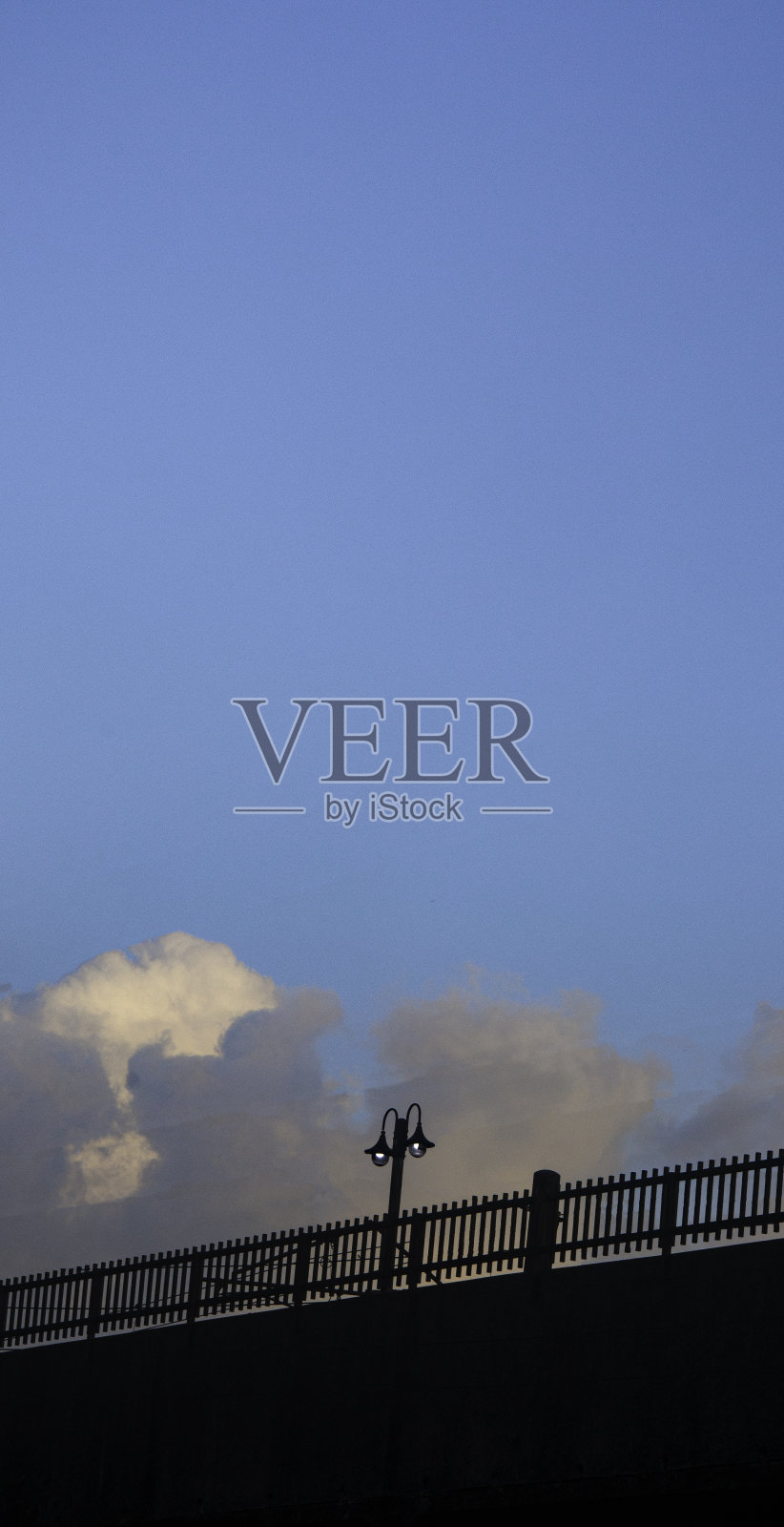 蓝天白云下的路灯照片摄影图片