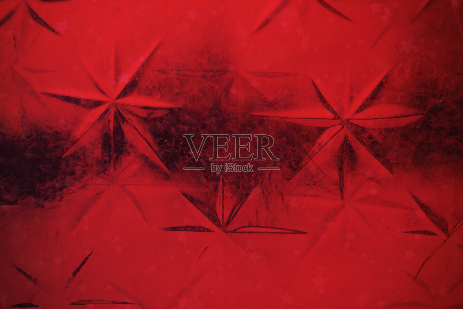 红色背景上的冰晶照片摄影图片