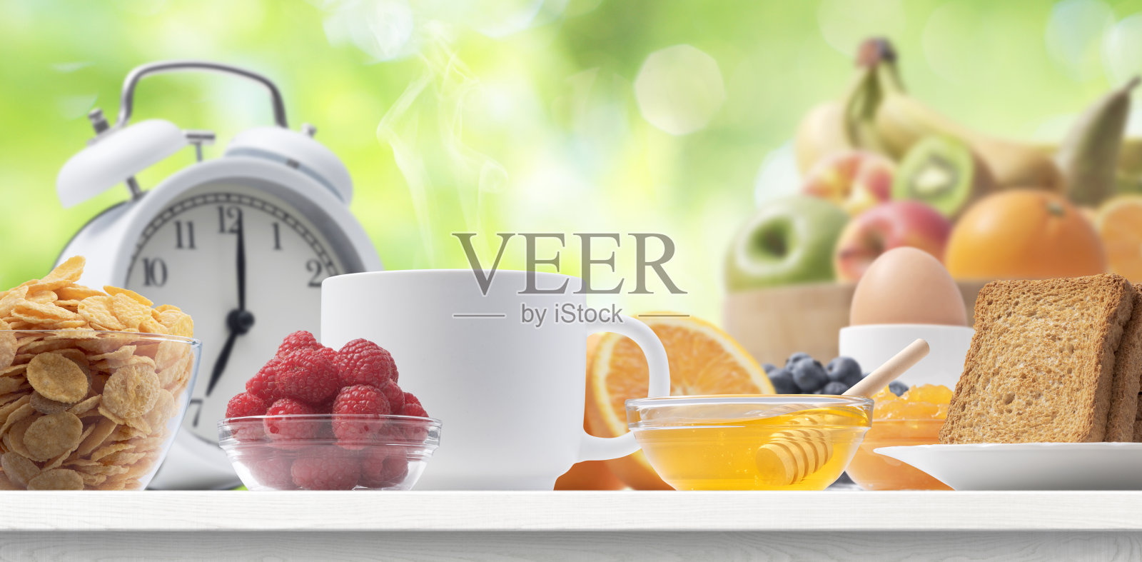 美味健康的早餐在花园里照片摄影图片