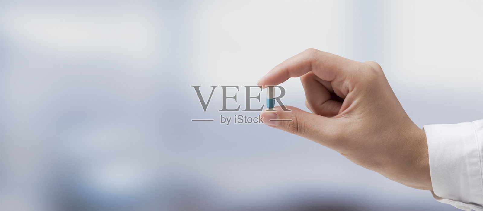 专业医生拿着药片照片摄影图片