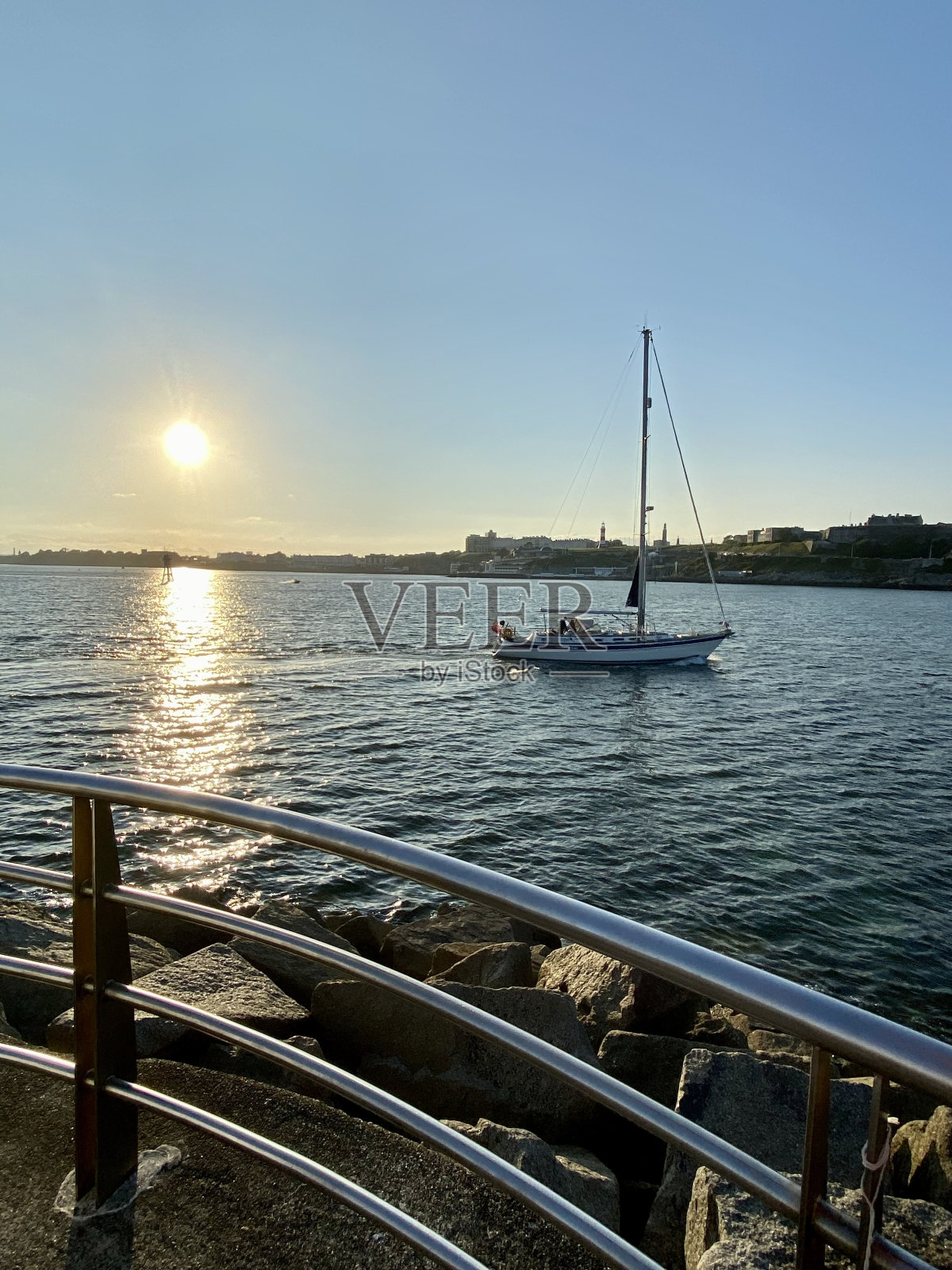 帆船在普利茅斯海峡，普利茅斯港，英国照片摄影图片