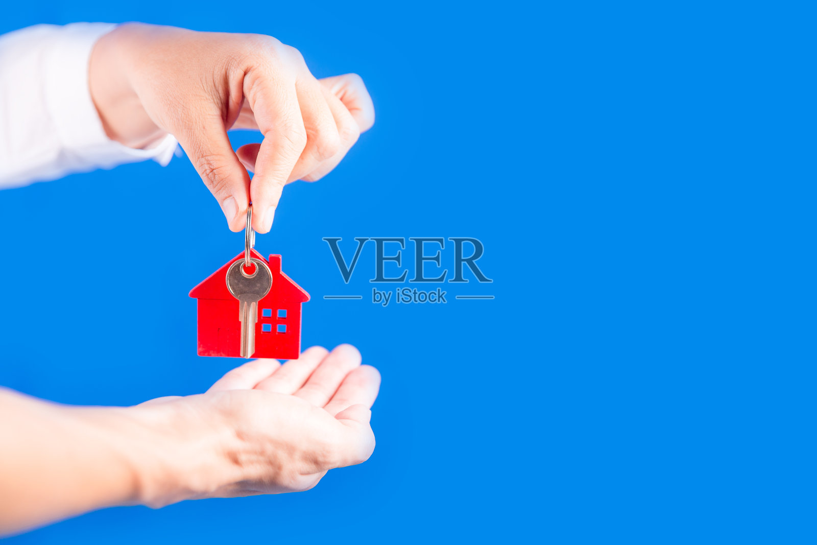 蓝色背景的房子钥匙照片摄影图片