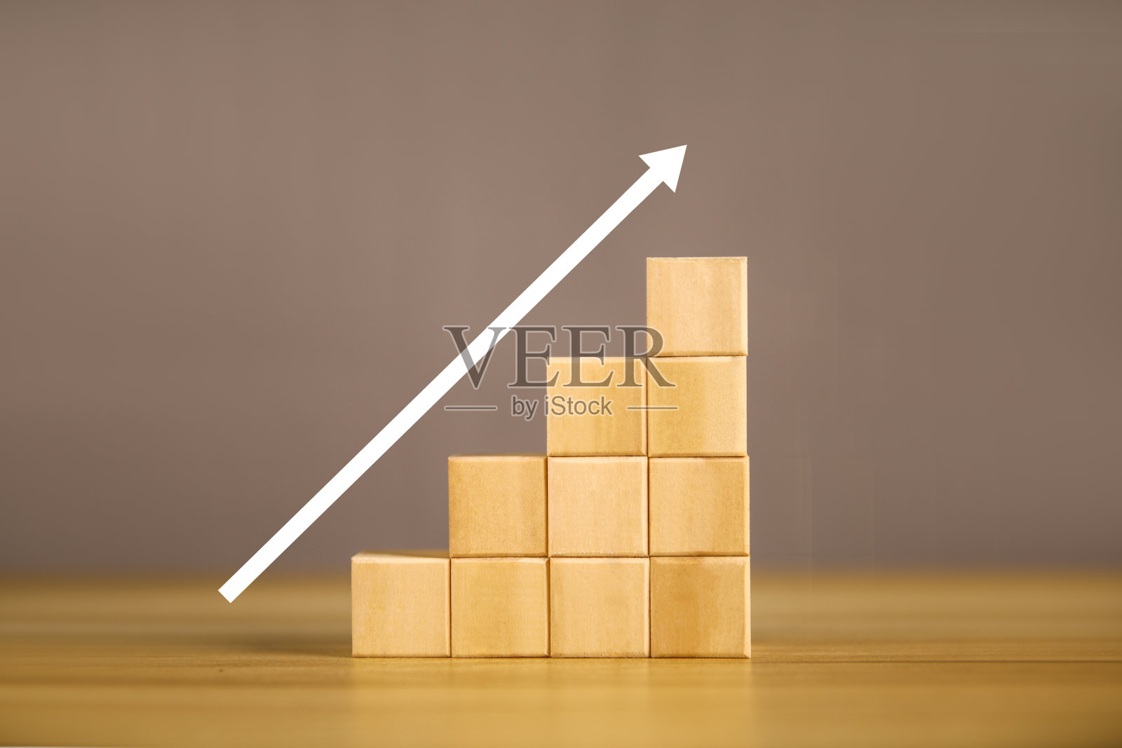 它是职业道路上的一块垫脚石。上面有个箭头，就像桌子上的图表一样。股票市场的趋势正在上升。照片摄影图片