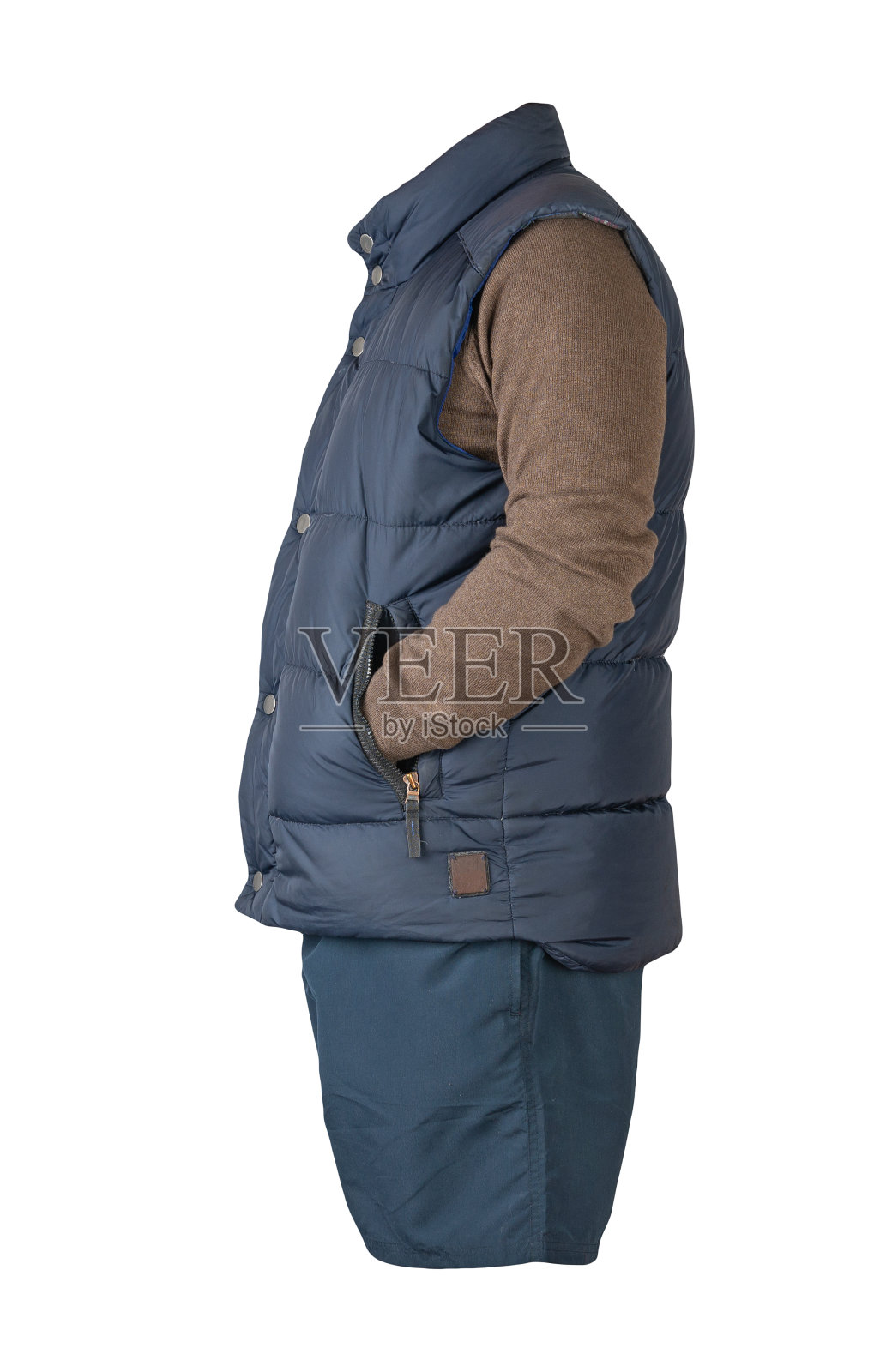 蓝色无袖夹克，毛衣和运动短裤孤立在白色的背景。每天穿的衣服照片摄影图片