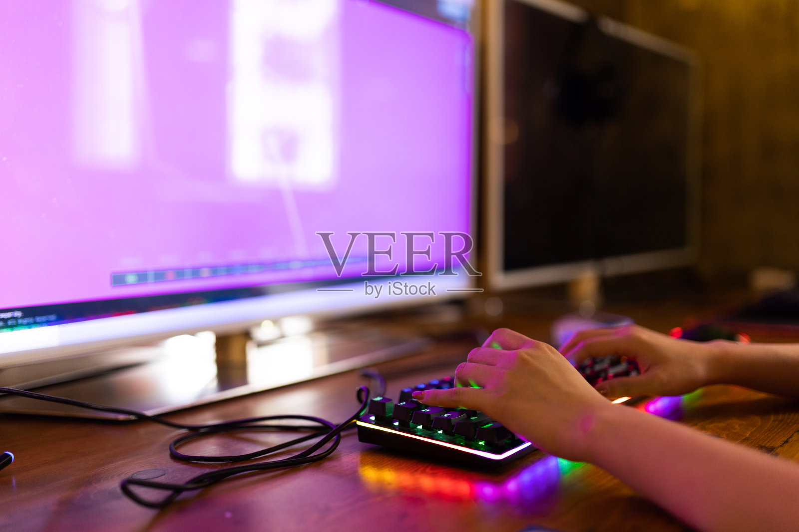 一个漂亮的女人站在电脑前照片摄影图片