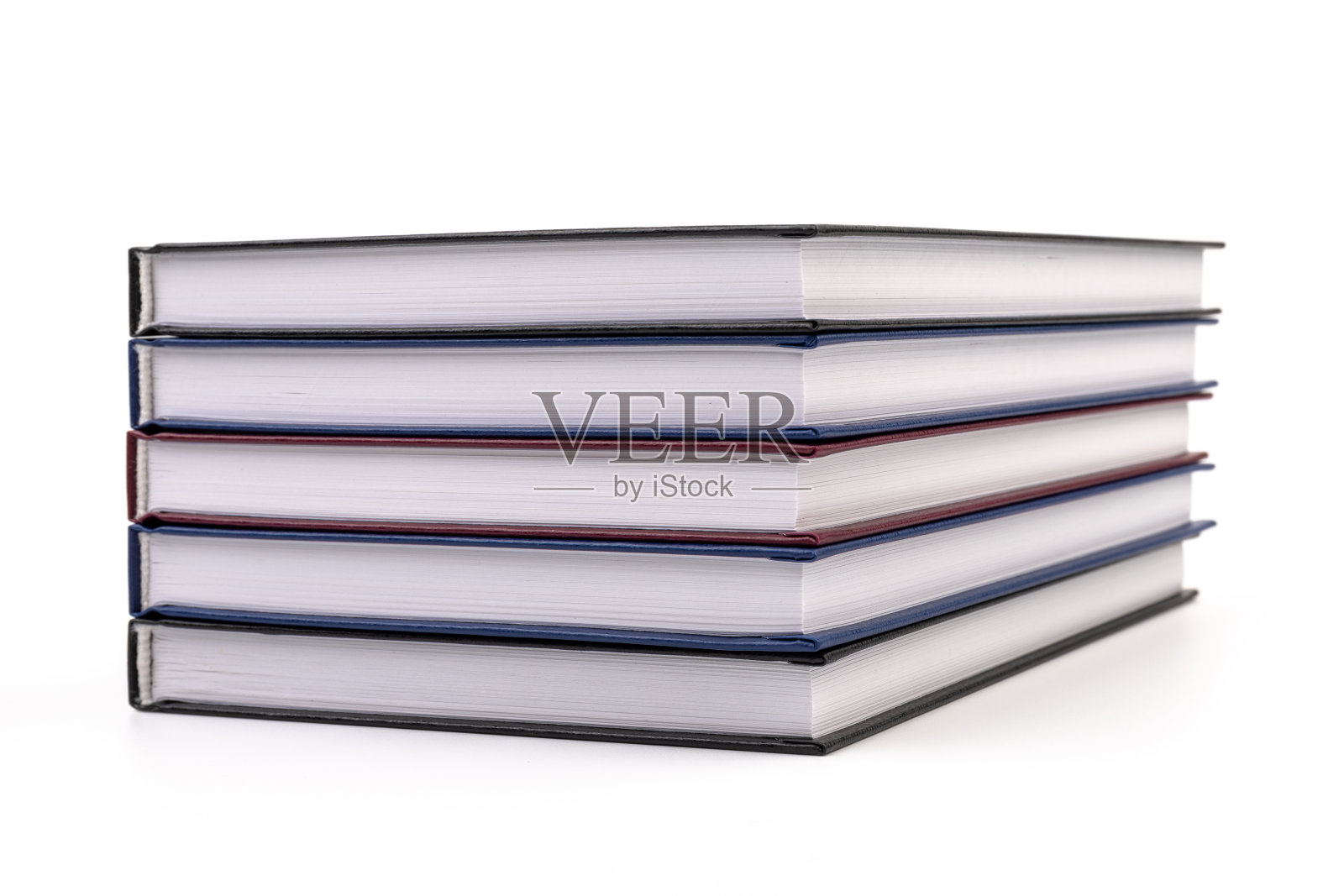 堆叠的精装笔记本白色背景。教育事业的概念。照片摄影图片