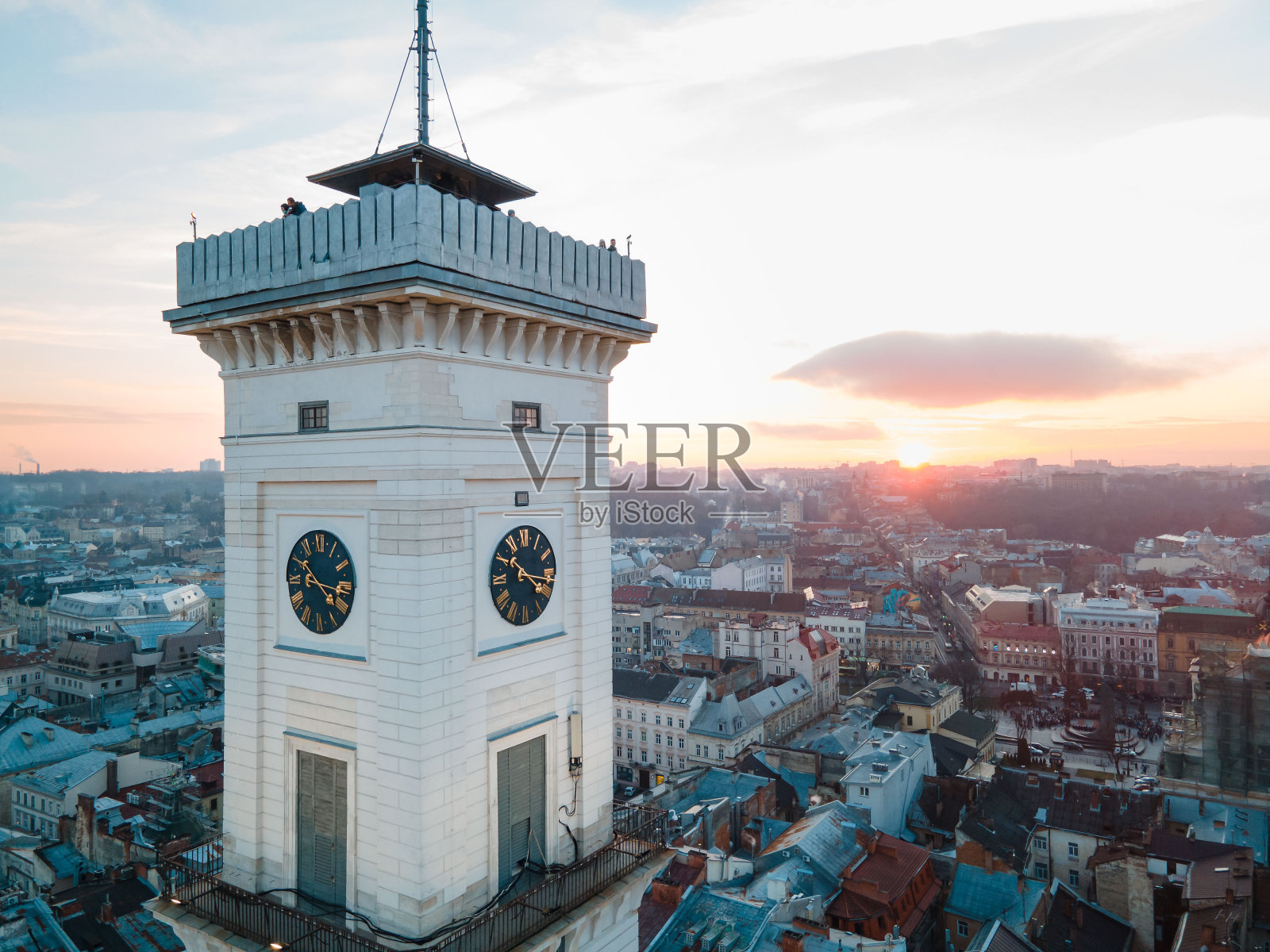 日落时利沃夫市中心的鸟瞰图照片摄影图片
