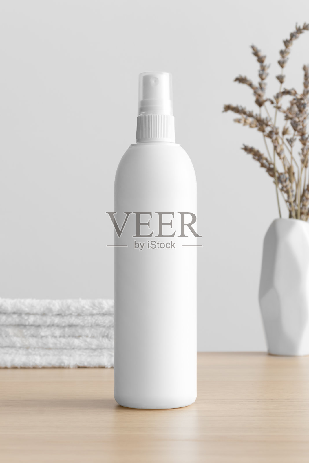 白色化妆品喷雾瓶模型与薰衣草和毛巾在木桌子上。照片摄影图片