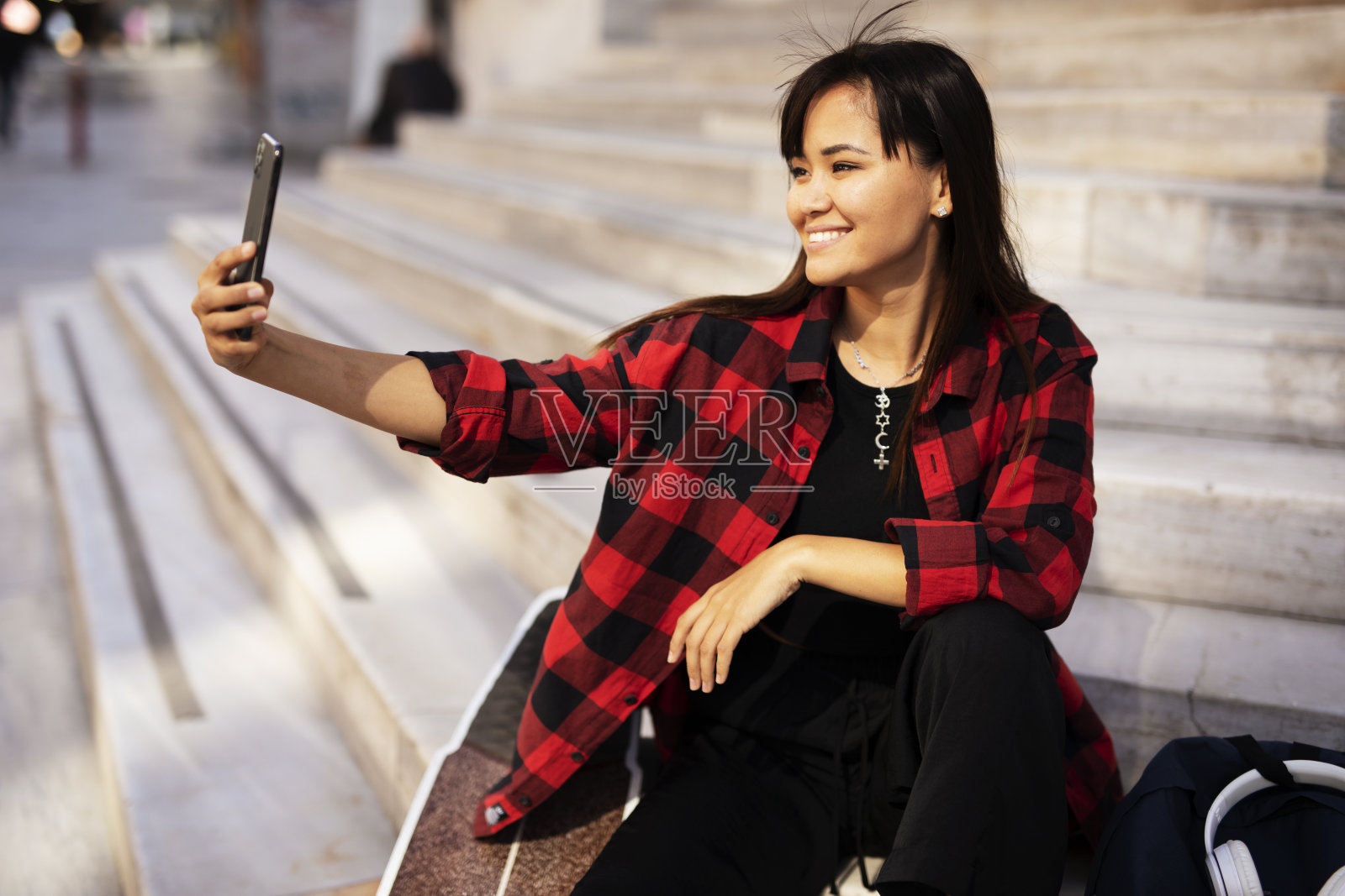 玩滑板的都市女孩照片摄影图片